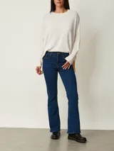 Pantalón de jean negro de corte flare, con tiro medio y bolsillos delanteros y traseros.