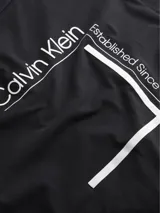 Remera negra de manga corta y cuello redondo, con logo de Calvin Klein estampado en el pecho.