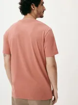 Camiseta básica de manga corta y cuello redondo, color rojo oscuro.