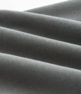 Pantalón de corte recto confeccionado en tejido de algodón y poliéster, con cintura elástica, cordón de ajuste y bolsillos laterales.