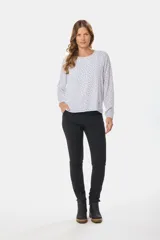 Pantalón clásico azul marino de corte recto con bolsillos traseros ribeteados, confeccionado con tela elastizada.