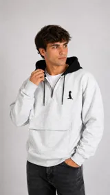 Hoodie de color gris jaspeado con capucha en contraste color negro. Presenta cierre frontal parcial con cordones ajustables, bolsillo tipo canguro delantero y logo bordado en el pecho.