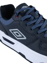 Championes de running Umbro modelo Icon, color azul con detalles en naranja y suela blanca. Presentan una combinación de malla transpirable y refuerzos sintéticos, con el logo de la marca en el lateral.
