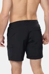 Short de baño azul marino liso, con cintura elástica y cordón regulable. Incluye bolsillos laterales tipo cargo y suspensor de malla fina.