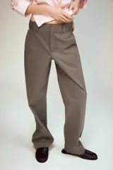 Pantalón de tiro medio con pernera recta, bolsillos delanteros y falsos bolsillos traseros de doble vivo. Cuenta con cierre frontal de cremallera, botón interior y ganchos.