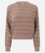 Blusa de punto ligero color beige, con diseño de rayas horizontales texturizadas, cuello redondo, mangas largas y terminaciones acanaladas en puños y ruedo.