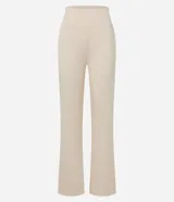 Pantalón flare color crema confeccionado en algodón con viscosa certificada, forro en fleece y cintura elástica.