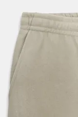 Pantalón de tiro alto con cintura elástica ajustable mediante cordón. Presenta un corte recto y holgado con bolsillos laterales y traseros.