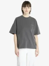 Remera de algodón de corte holgado y diseño minimalista, con cuello redondo y mangas cortas. Presenta un pequeño logo bordado en el pecho.