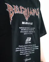 Remera de algodón heavyweight con corte oversize, color negro con efecto lavado y estampado gráfico frontal con tipografía estilo metal y texto motivacional.