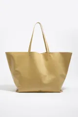 Bolso shopper maxi color beige, con doble asa fina para hombro y diseño amplio.