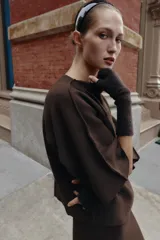 Jersey de punto de corte holgado con cuello solapa asimétrico y mangas anchas por debajo del codo.