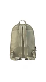 Mochila color beige, combinada con tela tipo impermeable y detalles en simil cuero. Tiene gran tamaño, asas combinadas, bolsillos al frente y compartimiento para notebook de 15".