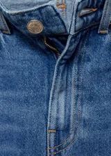 Jeans Matilda de tiro medio y corte recto, confeccionados en tejido 100% algodón denim. Presenta diseño clásico de cinco bolsillos, cierre de cremallera con botón metálico y trabillas para cinturón.