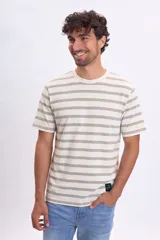 Remera de manga corta con diseño de rayas horizontales en tonos beige y blanco, cuello redondo y etiqueta pequeña en el ruedo.