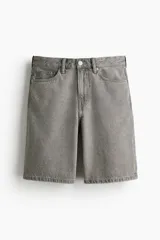 Bermuda de cinco bolsillos en denim de algodón grueso. Modelo de cintura estándar con cierre y botón, y piernas de corte relajado.
