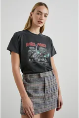 Remera negra de algodón con cuello redondo y mangas cortas. Estampado frontal con la leyenda "Rails Paris" y un dibujo de la ciudad de París.