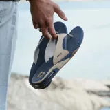Ojotas Reef Fanning de hombre, con base azul y tiras color beige.