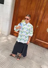 Camisa de lino con cuello clásico y mangas abullonadas, con estampado de rayas verticales en tonos pastel y azul vibrante.