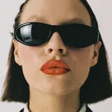 Lentes de sol envolventes negros con protección UV400 y lentes polarizadas alemanas con recubrimiento anti-scratch y superhydrophobic.