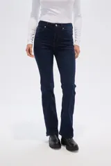 Pantalon de jean de corte recto y tiro alto, con diseño clásico de cinco bolsillos y cierre frontal con botón metálico.