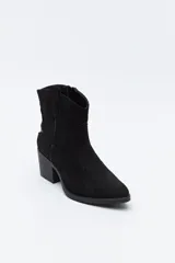 Bota corta estilo western de gamuza color marrón, con taco cuadrado negro y puntera estilizada. Presenta un detalle de estrella aplicada en el lateral y tirador en la parte superior.