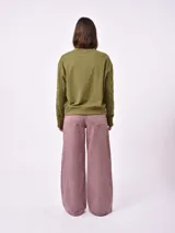 Buzo color verde oliva de corte holgado con cuello redondo y mangas largas con calados.