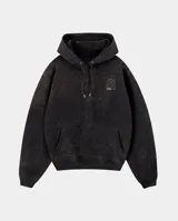 Canguro con capucha de corte regular, confeccionado en tejido con efecto stone wash. Presenta un bolsillo frontal tipo canguro, puños y cintura acanalados, y un pequeño logo bordado en el pecho.