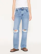 Pantalón de jean corte recto con roturas en las rodillas, de tiro medio y color azul lavado.