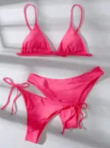 Conjunto de bikini fucsia con corpiño triangular con tirantes finos y bombacha con lazos laterales.