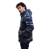 Canguro de sherpa con cierre frontal completo, capucha y bolsillos laterales. Presenta un estampado geométrico multicolor en tonos azules, grises y blancos. Confeccionado en tejido térmico de textura gruesa.