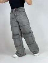 Pantalón gris de jean, corte wide leg, con bolsillos cargo laterales.
