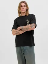 Remera negra de algodón con cuello redondo y mangas cortas. Estampado en la espalda con diseño de serpiente enroscada en rosas y texto 'On Tour 1990 Originals Co.'.