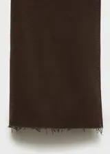 Jeans de tiro medio y corte flare con diseño crop. Presentan cinco bolsillos, cierre de cremallera con botón, trabillas en la cintura y bajo deshilachado.