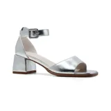 Sandalias de vestir negras charoladas, con tira ancha sobre los dedos, pulsera con hebilla al tobillo y taco cuadrado.