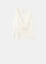 Top blanco sin mangas, con escote en V pronunciado, detalles de encaje y lazos ajustables en el frente. Presenta diseño corto y ligero con dobladillo con vuelo.