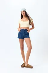 Short de jean negro de tiro alto con costuras verticales en el frente.