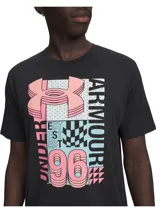 Remera Under Armour de manga corta y cuello redondo, color negro con gráfico retro estampado en el frente que incluye el logo de la marca y texto en tonos rosado y celeste.