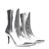 Botas de caña media con acabado metalizado plateado, punta fina y taco aguja.