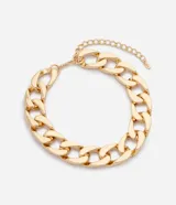 Collar tipo gargantilla de eslabones grandes entrelazados en metal dorado, con cadena extensora ajustable.