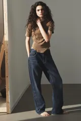 Camiseta de algodón color terracota con efecto lavado, cuello redondo y manga corta. Posee un bajo redondeado.