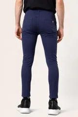 Pantalon de gabardina elastizada en color azul marino, con corte skinny fit, bolsillos delanteros y traseros.