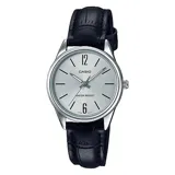 Reloj analógico Casio con caja de acero inoxidable plateada, esfera gris con índices y números 6 y 12, y correa de cuero negro con textura de cocodrilo.