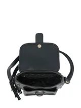 Cartera bandolera negra con solapa frontal combinada en cuero sintético y gamuza. Presenta un diseño estructurado con cierre de solapa, detalles de tachas metálicas y un colgante de flecos en el lateral.