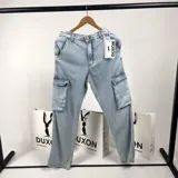 Pantalón jean celeste de corte recto con bolsillos cargo laterales con fuelle.