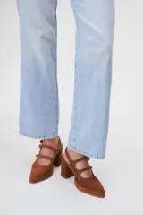 Zapatos de tacón tipo Mary Jane en gamuza color marrón, con doble tira con hebillas metálicas doradas sobre el empeine, punta cuadrada y taco bloque alto.
