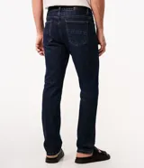 Pantalón de jean slim para hombre, de color azul clásico con lavado uniforme. Cuenta con cintura con pasadores, cierre con botón y cremallera, y bolsillos funcionales delanteros y traseros.