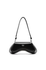 Bolso bandolera negro de cuero con forma sinuosa inspirada en los mandos de videojuegos. Tiene correa ajustable y logo ovalado de la marca en la solapa.