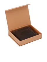 Billetera de cuero marrón con costuras a la vista, tarjetero extraíble con ventana y tecnología RFID.