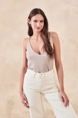 Musculosa de viscosa color rosa metalizado, con escote en V y breteles finos.